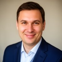 Портрет уверенного российского бизнесмена, юриста по недвижимости для инвесторов на нейтральном размытом фоне