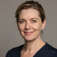 Портрет уверенного российского бизнесмена, юриста по недвижимости для инвесторов на нейтральном размытом фоне